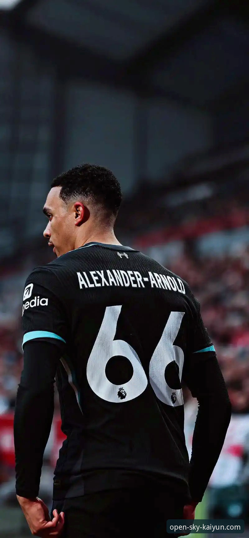 皇马球星阿诺德训练场外小插曲最新动态，开云体育平台同步呈现高清现场